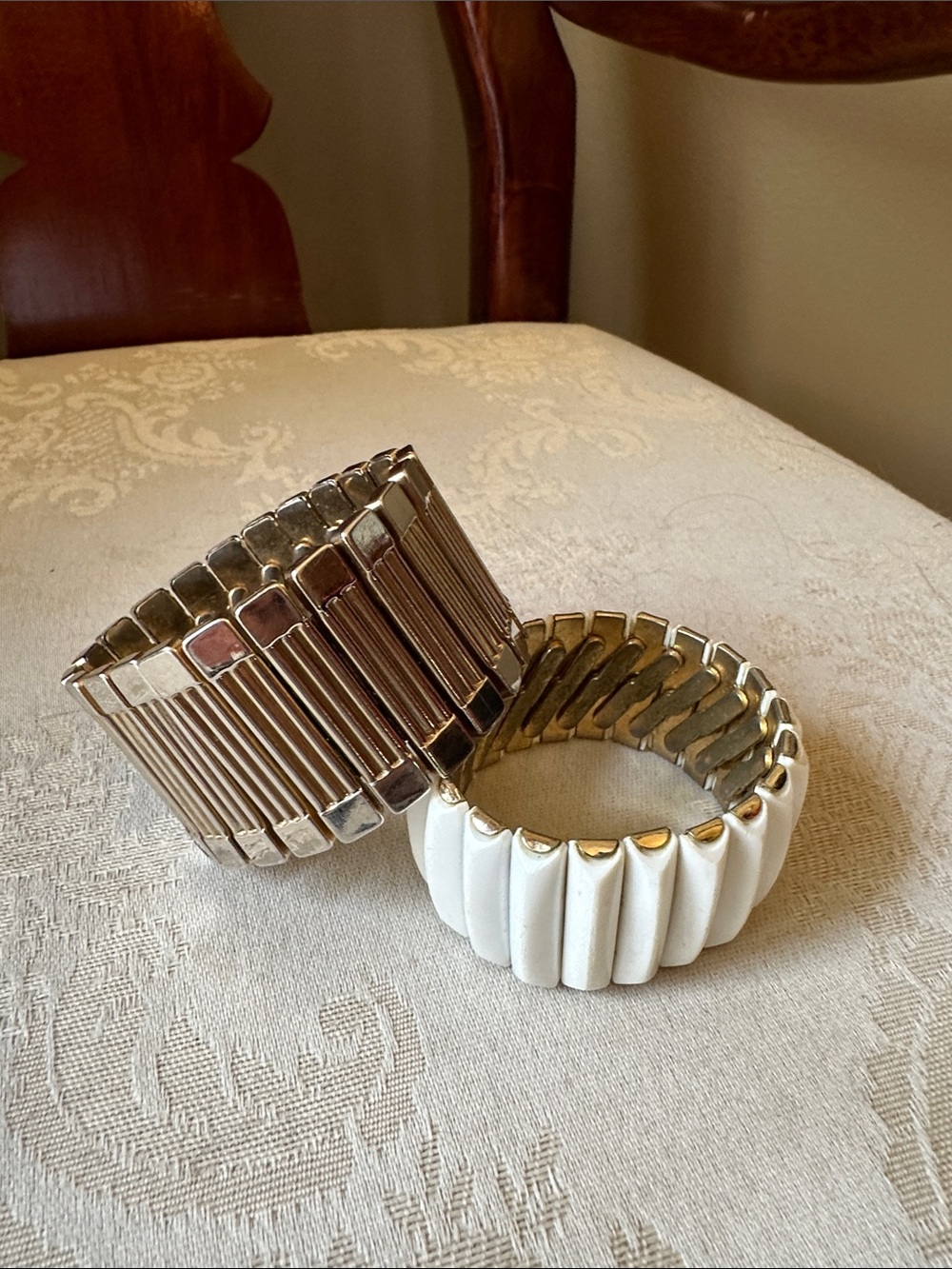 Vintage cuff stretch bracelet set from 1950s, gold tone and off-white lucite